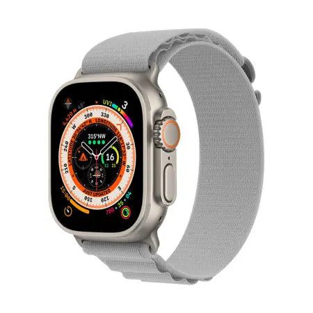 Apple Watch med grått Alpine Loop-band framifrån mot vit bakgrund.