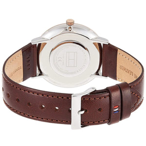 Tommy Hilfiger James 1710354 herrklocka med brunt läderarmband och roséfärgad boett, visad framifrån.