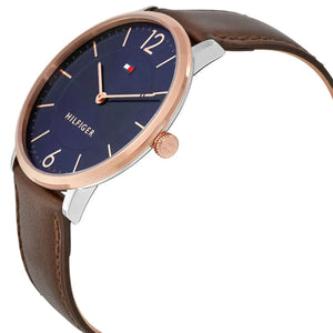 Tommy Hilfiger James 1710354 herrklocka med brunt läderarmband och roséfärgad boett, visad framifrån.