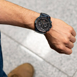 Tommy Hilfiger Luca 1710493 herrklocka med blått stålarmband och blå boett, visad framifrån.