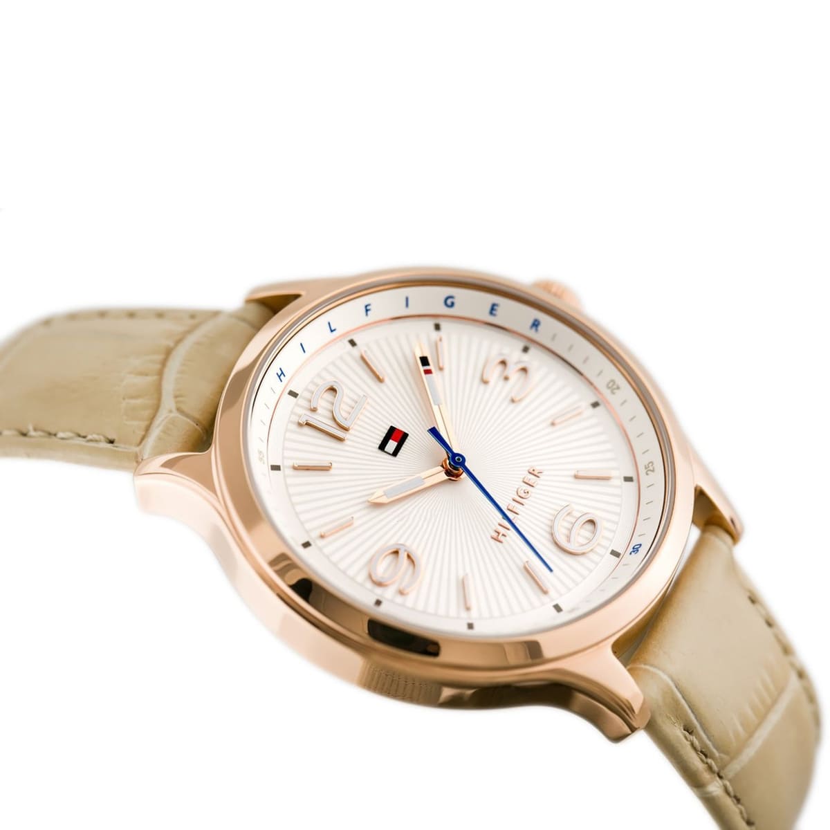 Tommy Hilfiger Amelia P4-1781710 damklocka med cremefärgat silikonarmband och roséguldfärgad boett, visad framifrån.