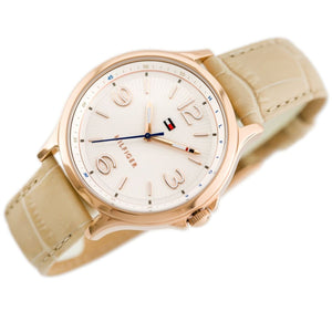 Tommy Hilfiger Amelia P4-1781710 damklocka med cremefärgat silikonarmband och roséguldfärgad boett, visad framifrån.