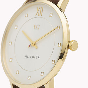Tommy Hilfiger Sloane 1781809 damklocka med brunt läderarmband och guldfärgad boett, visad framifrån.