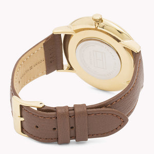Tommy Hilfiger Sloane 1781809 damklocka med brunt läderarmband och guldfärgad boett, visad framifrån.