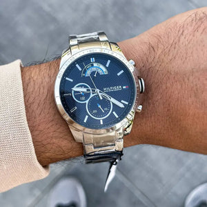 Tommy Hilfiger Decker 1791348 herrklocka med silverfärgat stålarmband och blå urtavla, visad framifrån.