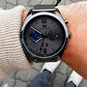 Tommy Hilfiger Deacon 1791547 herrklocka med svart stålarmband och svart boett, visad framifrån.