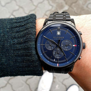 Tommy Hilfiger Kyle 1791633 herrklocka med svart stålarmband och blå urtavla, visad framifrån.