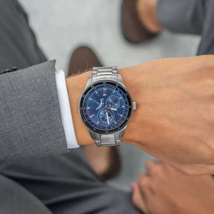 Tommy Hilfiger Austin 1791640 herrklocka med silverfärgat stålarmband och blå urtavla, visad framifrån.