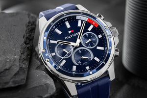 Tommy Hilfiger Mason 1791791 herrklocka med blått silikonarmband och silver boett, visad framifrån.