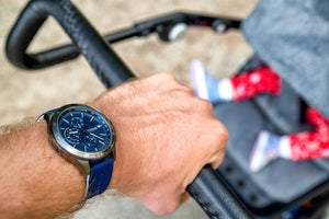 Tommy Hilfiger Bank 1791721 herrklocka med blått silikonarmband och grå boett, visad framifrån.