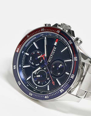 Tommy Hilfiger Bank 1791718 herrklocka med silverfärgat stålarmband och blå urtavla, visad framifrån.