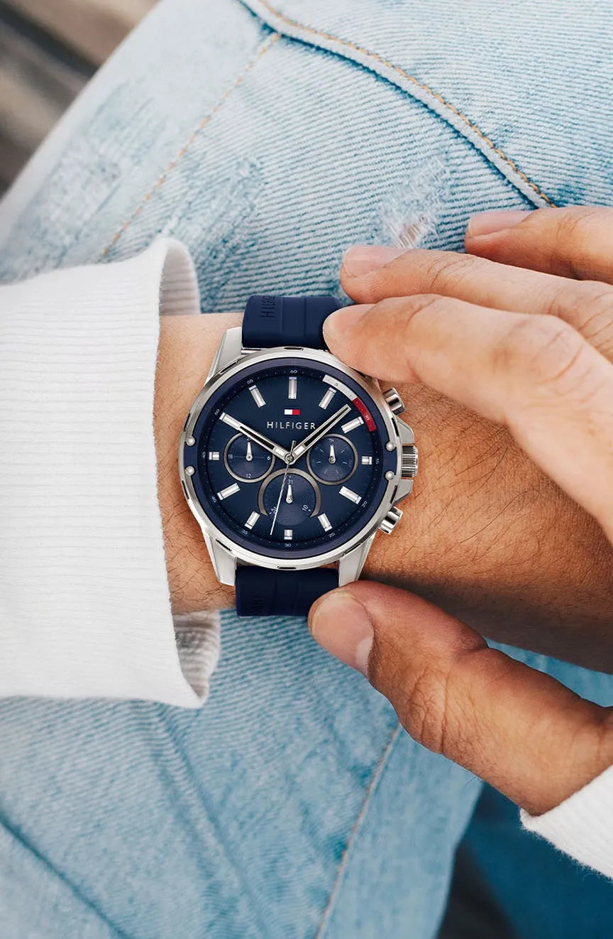 Tommy Hilfiger Mason 1791791 herrklocka med blått silikonarmband och silver boett, visad framifrån.