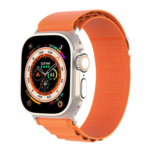 Apple Watch med orange Alpine Loop-band framifrån med tydlig urtavla.