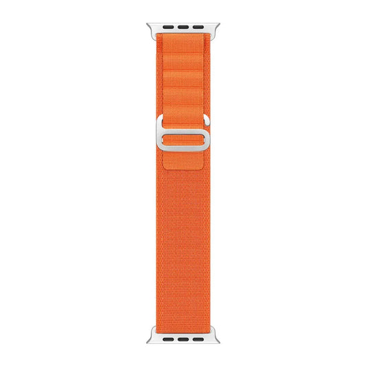 Isolerad bild av orange Alpine Loop-armband för Apple Watch.