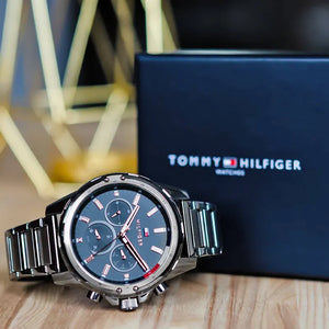 Tommy Hilfiger Mason 1791790 herrklocka med grått stålarmband och grå boett, visad framifrån.