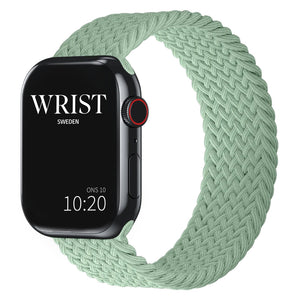 flätat armband av modellen solo loop i mintgrön färg till apple watch från wrist sweden
