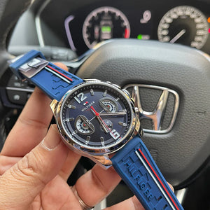 Tommy Hilfiger Decker 1791476 herrklocka med blått silikonarmband och silver boett, visad framifrån.