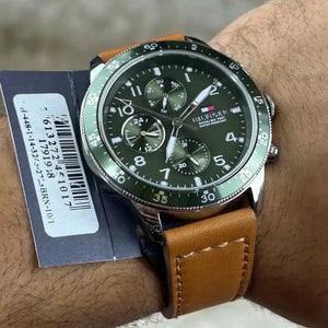 Tommy Hilfiger Jimmy 1791948 herrklocka med brunt läderarmband och silver boett, visad framifrån.