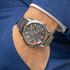 Tommy Hilfiger Mason 1791790 herrklocka med grått stålarmband och grå boett, visad framifrån.