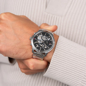 Tommy Hilfiger Henry 1710477 herrklocka med silverfärgat stålarmband och svart urtavla, visad framifrån.