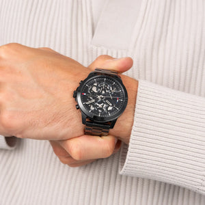 Tommy Hilfiger Henry 1710478 herrklocka med svart stålarmband och svart boett, visad framifrån.