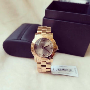 Produktbild av Marc Jacobs MBM3221, Amy damklocka med 36 mm boett.