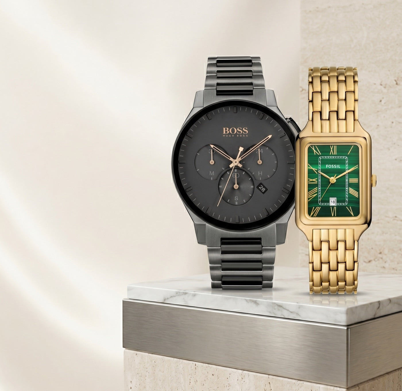 Hugo Boss- och Fossil-klocka på en marmorpiedestal