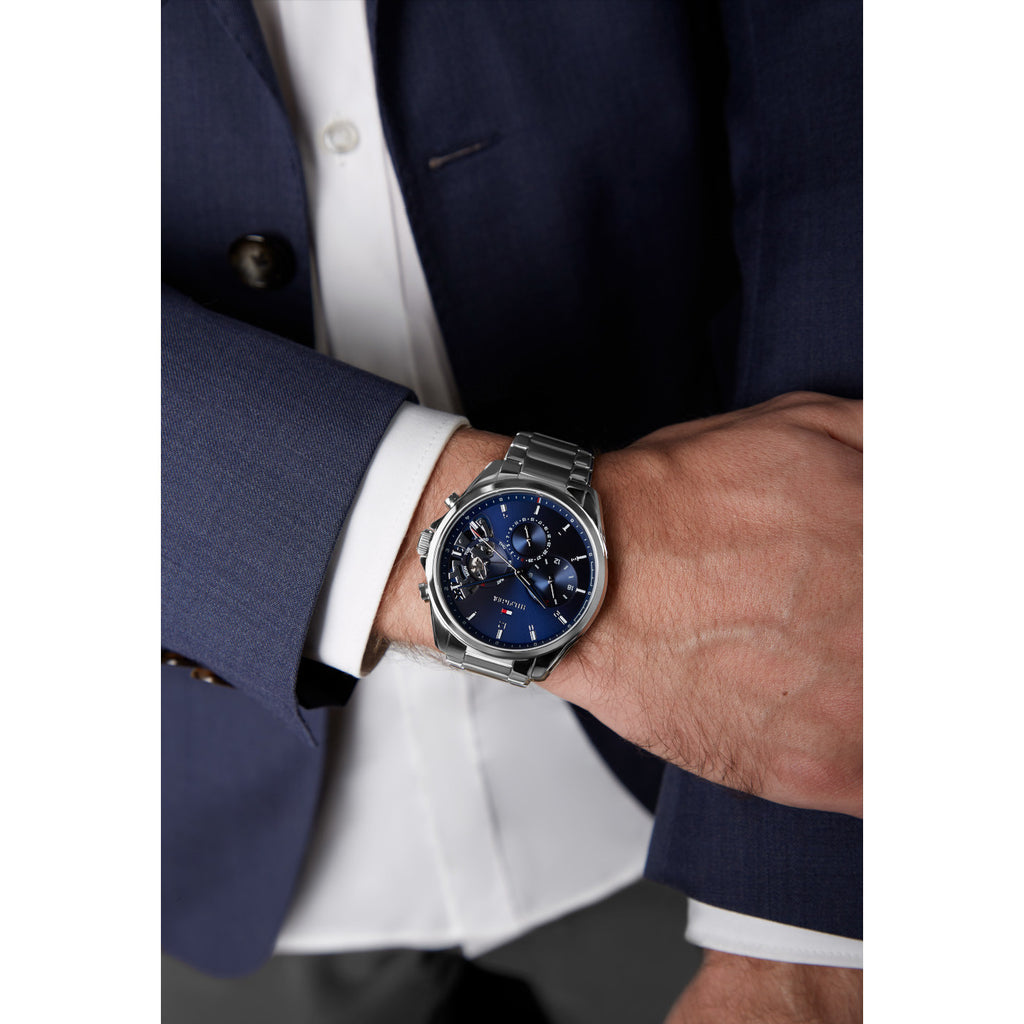 Tommy Hilfiger Baker 1710448 herrklocka med silverfärgat stålarmband och blå urtavla, visad framifrån.