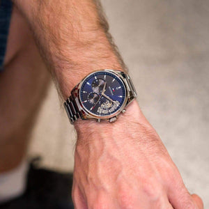 Tommy Hilfiger Baker 1710448 herrklocka med silverfärgat stålarmband och blå urtavla, visad framifrån.