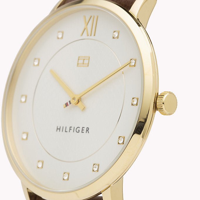Tommy Hilfiger Sloane 1781809 damklocka med brunt läderarmband och guldfärgad boett, visad framifrån.