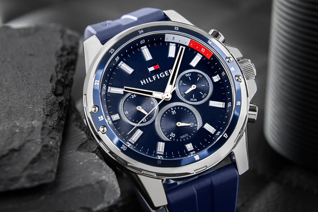 Tommy Hilfiger Mason 1791791 herrklocka med blått silikonarmband och silver boett, visad framifrån.