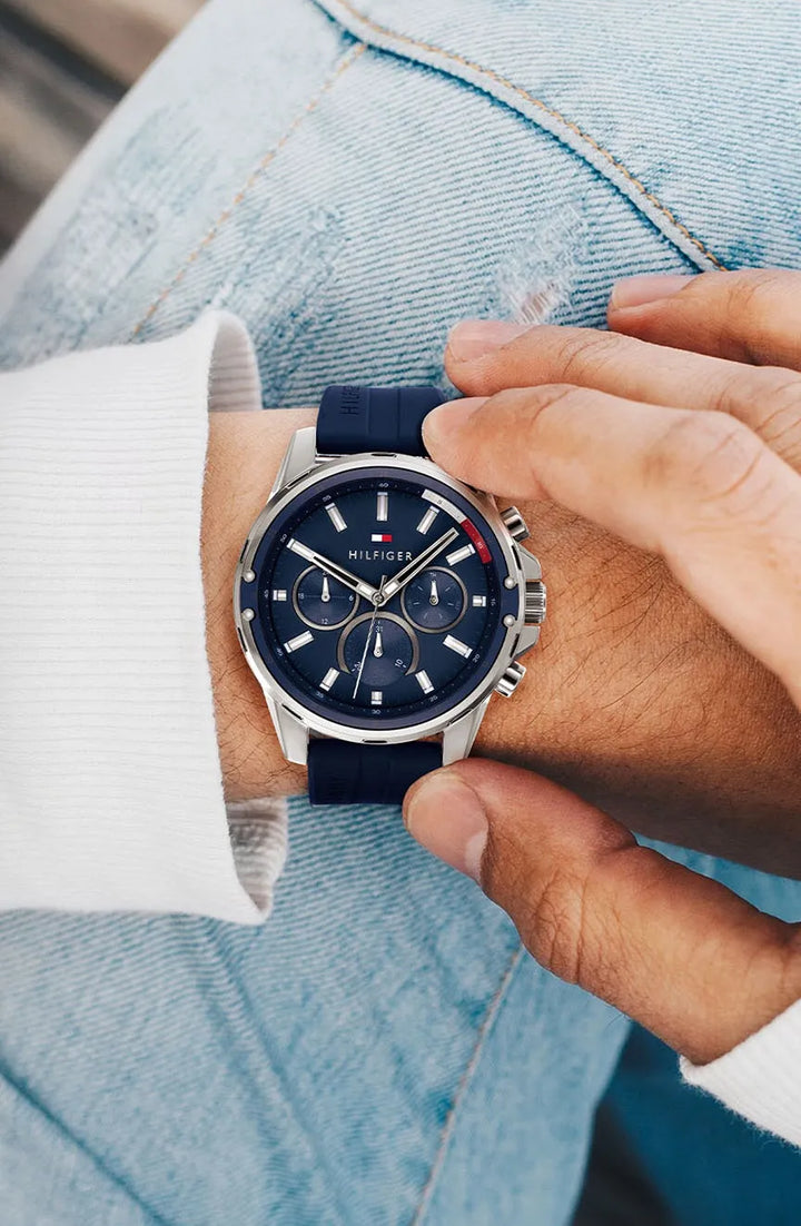 Tommy Hilfiger Mason 1791791 herrklocka med blått silikonarmband och silver boett, visad framifrån.