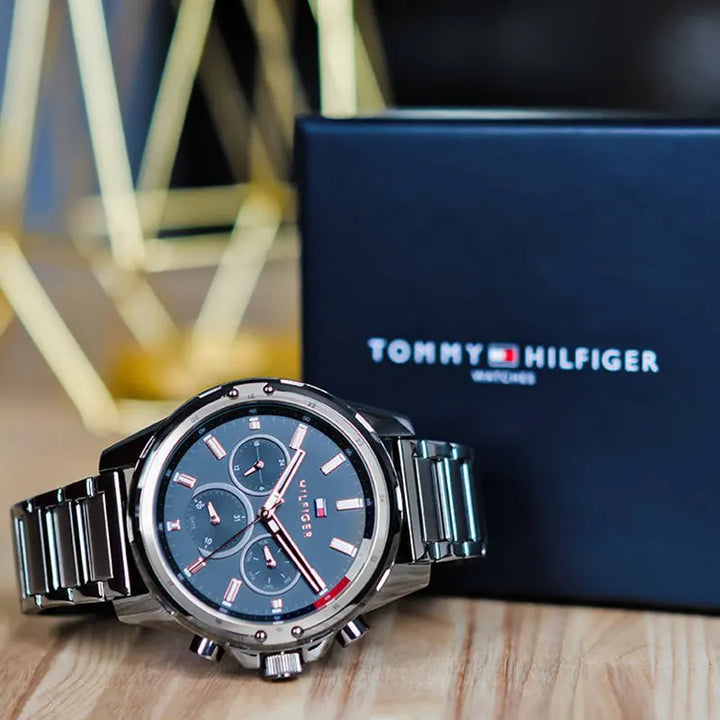 Tommy Hilfiger Mason 1791790 herrklocka med grått stålarmband och grå boett, visad framifrån.