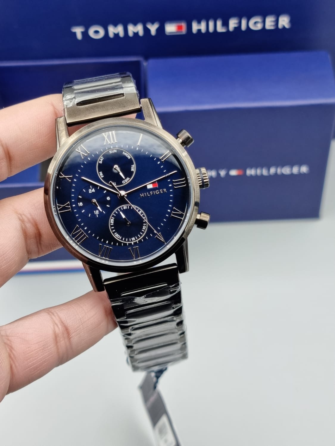 Tommy Hilfiger Kane 1791456 herrklocka med grått stålarmband och grå boett, visad framifrån.