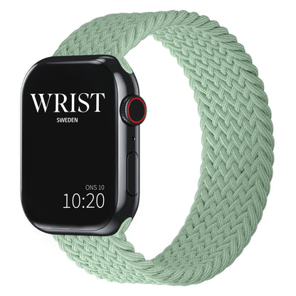 flätat armband av modellen solo loop i mintgrön färg till apple watch från wrist sweden