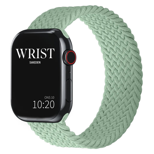 flätat armband av modellen solo loop i mintgrön färg till apple watch från wrist sweden