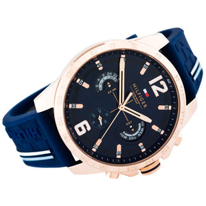 Tommy Hilfiger Decker 1791474 herrklocka med blått silikonarmband och roséguldfärgad boett, visad framifrån.