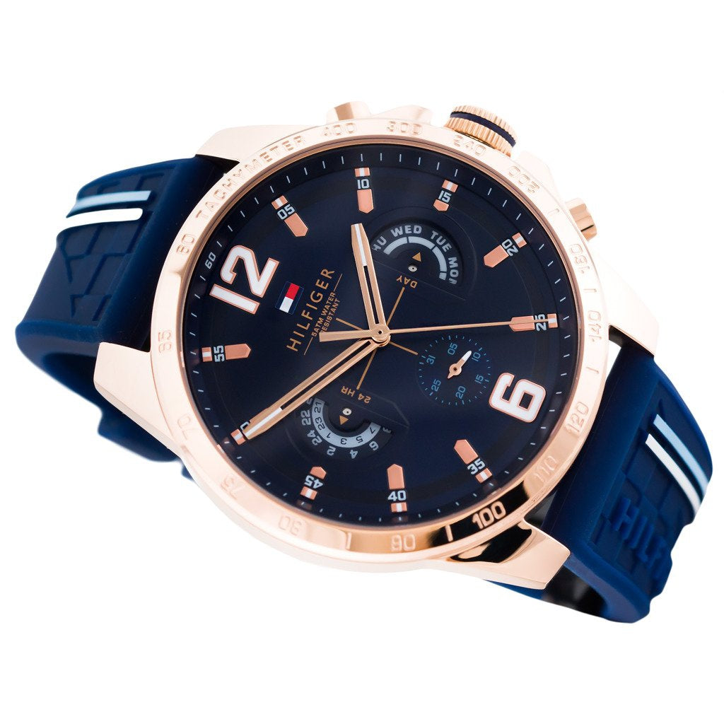 Tommy Hilfiger Decker 1791474 herrklocka med blått silikonarmband och roséguldfärgad boett, visad framifrån.