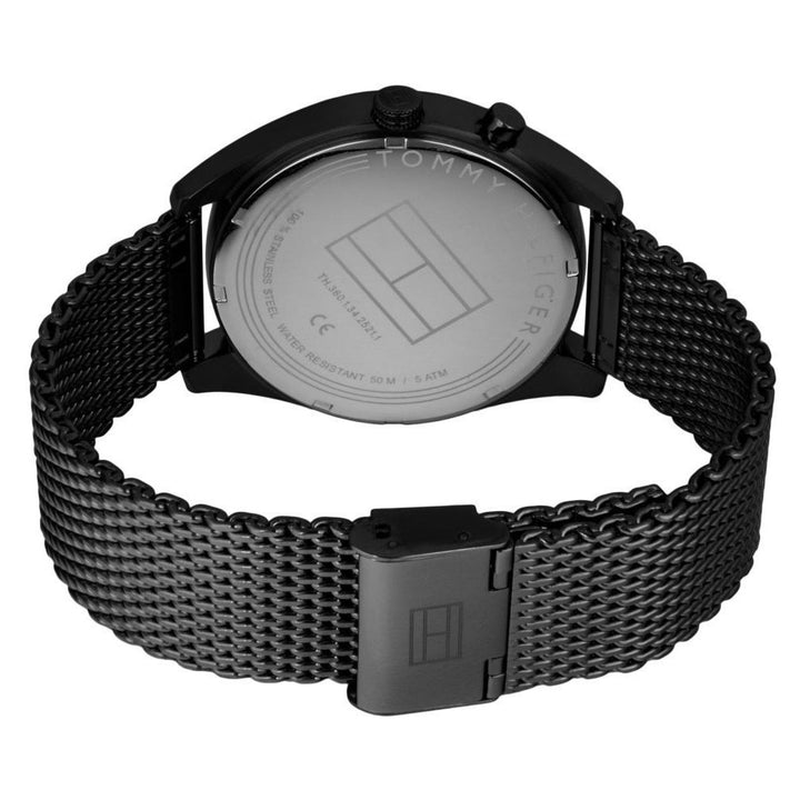 Tommy Hilfiger Deacon 1791547 herrklocka med svart stålarmband och svart boett, visad framifrån.